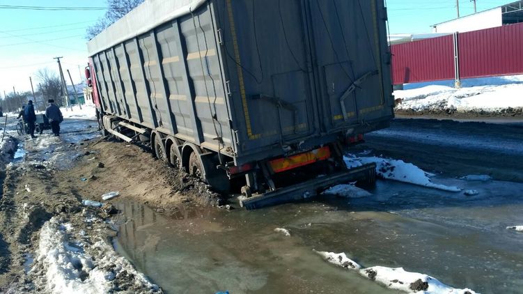 Дорога у села Воссиятское. Фото - Александра Ментель