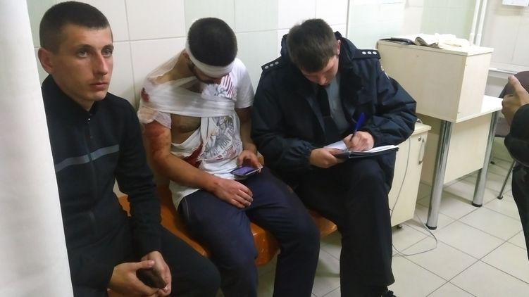 Во Львове 20 человек в черном и в балаклавах напали на четверых активистов организации левой направленности. Фото: Facebook Ирины Юзык