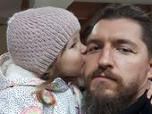 В столице машина прямо на тротуаре сбила экс-добровольца из Азова и его 4-х летнюю дочку Алису