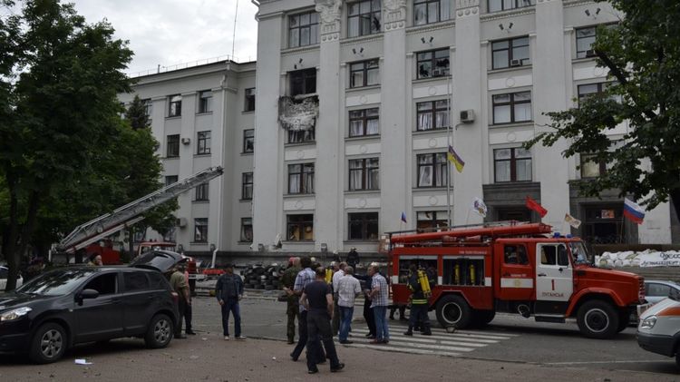 Обстрел Луганской ОГА 2 июня 2014 года. Фото Радио Свобода