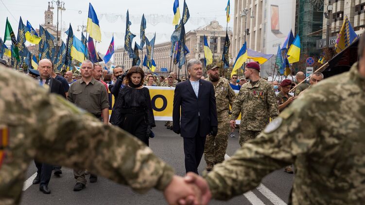 Порошенко попиарился на ветеранах АТО в компании Турчинова. Фото: Facebook/ petroporoshenko