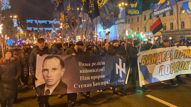 1 января в Киеве прошло факельное шествие в честь С.Бандеры. Фото 