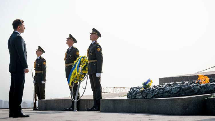 Зеленский не упомянул о Великой Отечественной войне, но почтил память о ее начале твитом и возложением венка. Фото: twitter.com/ZelenskyyUa