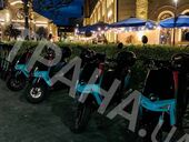 Не только самокаты и велосипеды. В Киеве появились электромопеды, которые можно взять напрокат. Фото