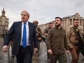 Кроссовки за $50 у Зе и бюджетный пиджак Джонсона. Что надели на себя главы стран на прогулку по Киеву