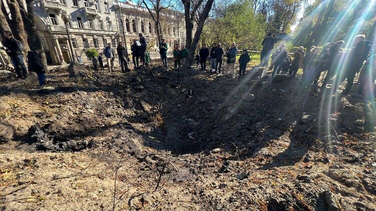 Воронка от российской ракеты в парке Шевченко в центре Киева около детской площадки.