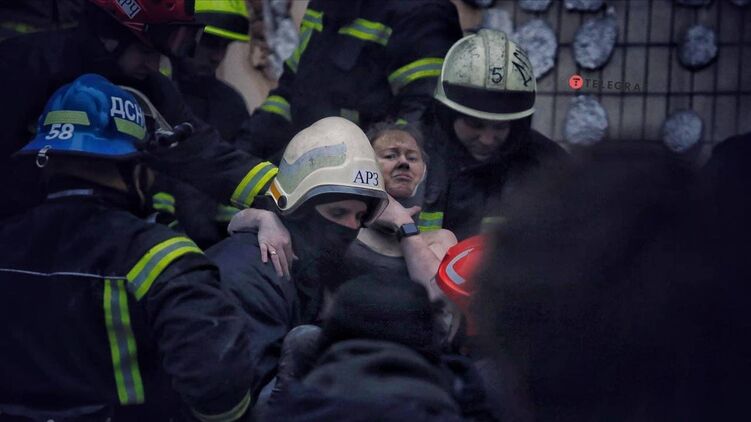 Женщина, спасенная из-под завалов дома в Днепре