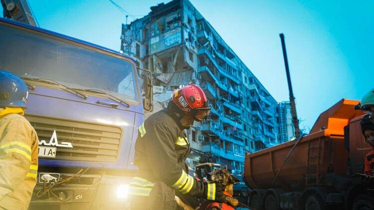 У Дніпрі продовжують розбирати завали після обстрілу РФ 14 січня. Фото ДСНС