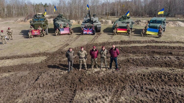 Натовская бронетехника в Украине. Фото Минобороны 