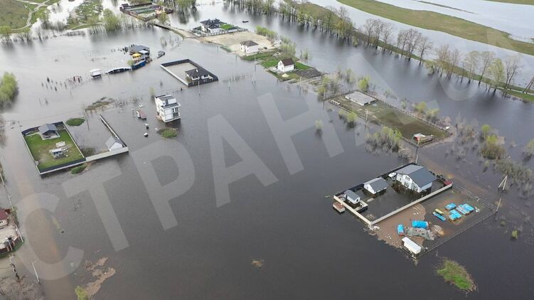 Цього Погреби в Києві затопило через підвищення води в Десні