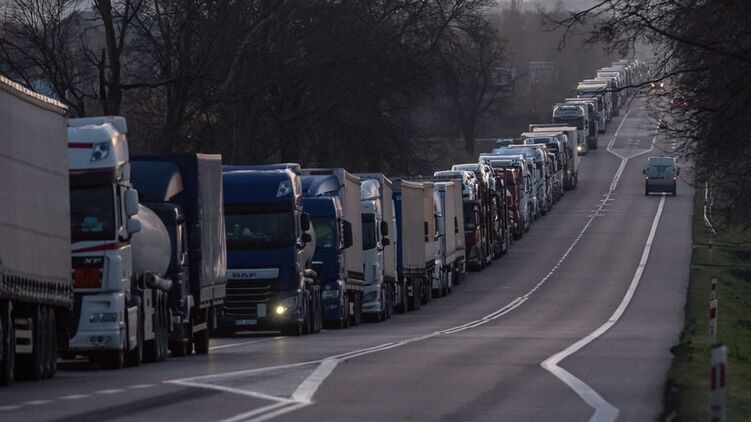 Очередь к границе с Украиной растянулась на десятки километров. Фото: Rzeczpospolita