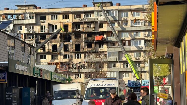 Многоэтажка в Деснянском районе Киева после прилета. Фото 