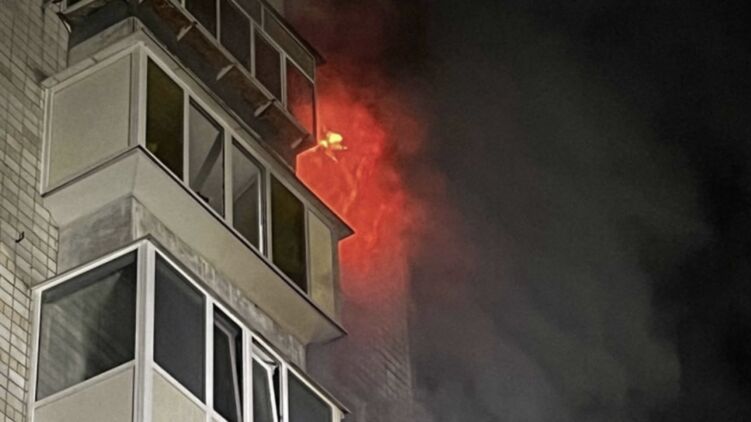 Пожежа внаслідок потрапляння у Вишгород. Фото: ДСНС