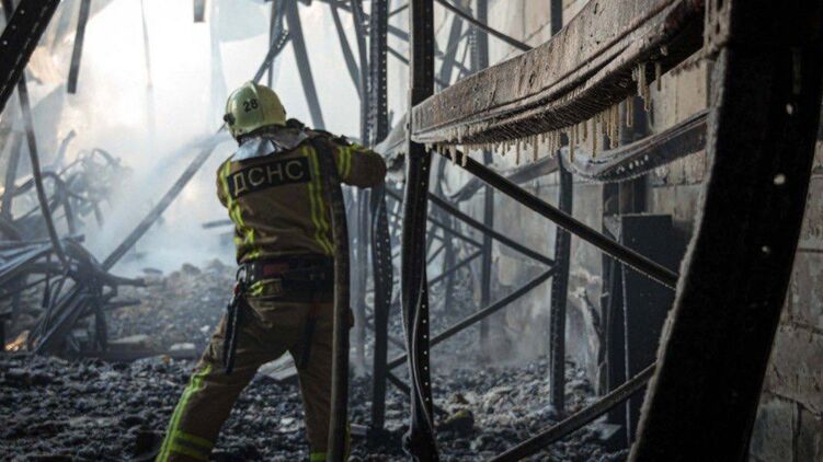 Усунення наслідків одного із обстрілів Київщини. Фото: ДСНС