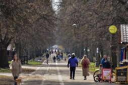 Індексація пенсій, вилучення старих купюр, підвищення тарифів на мобільний зв'язок. Що зміниться в Україні з 1 березня 2026 року