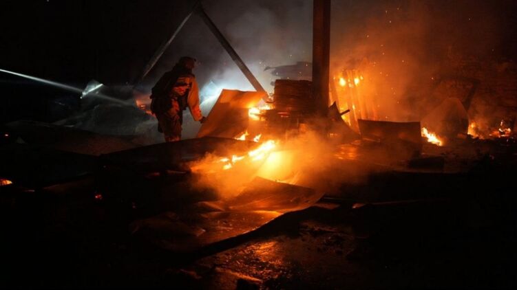 Наслідки одного із ударів по Запоріжжю. Фото: Запорізька ОВА