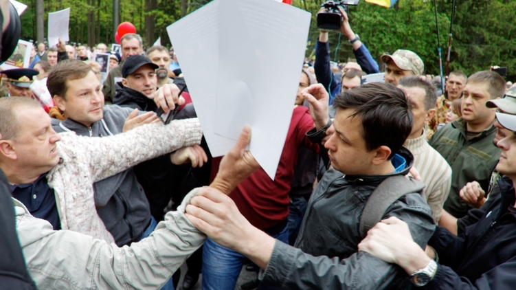 Празднование Дня Победы во многих городах сопровождалось столкновениями сторонников и противников праздника, фото: 