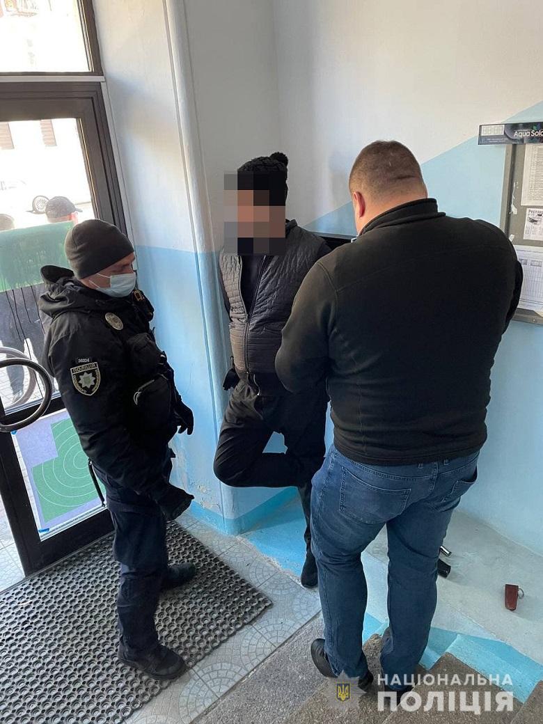 В Киеве мужчина разгромил приемную депутата. Скриншот из сообщения полиции столицы