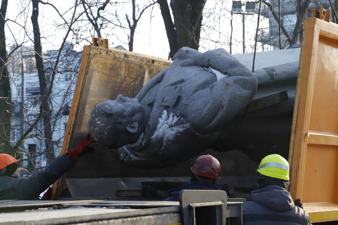 У Києві демонтували пам'ятник Ватутіну