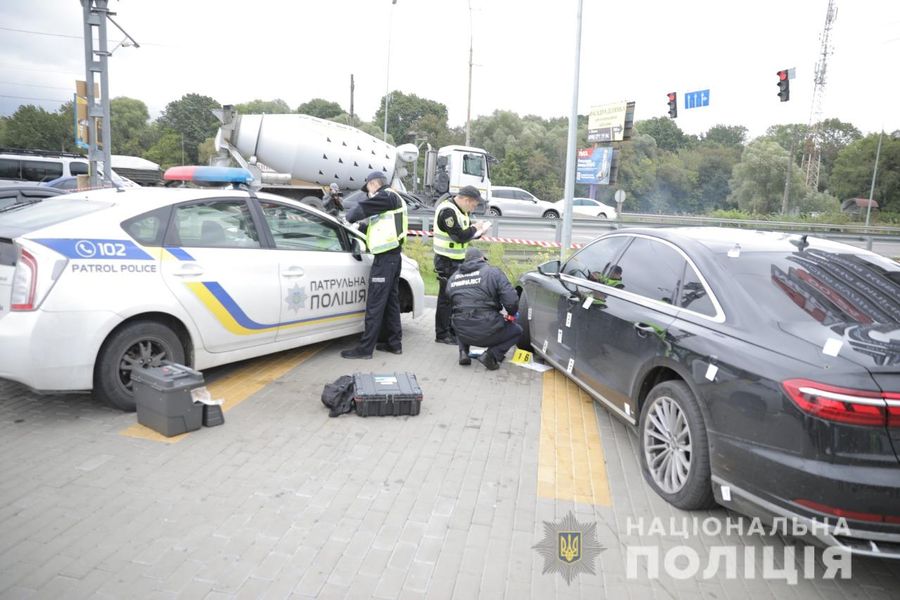 Полиция у обстрелянного авто