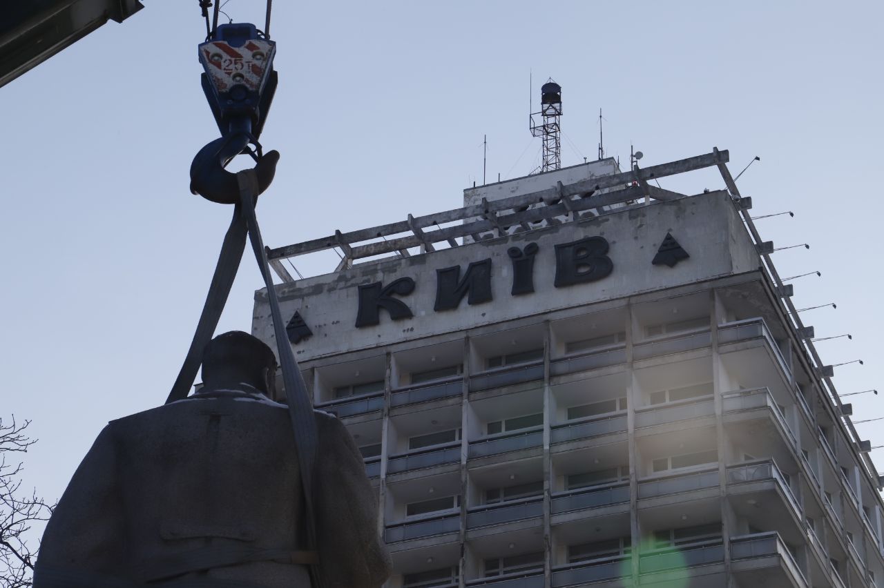 У Києві демонтували пам'ятник Ватутіну
