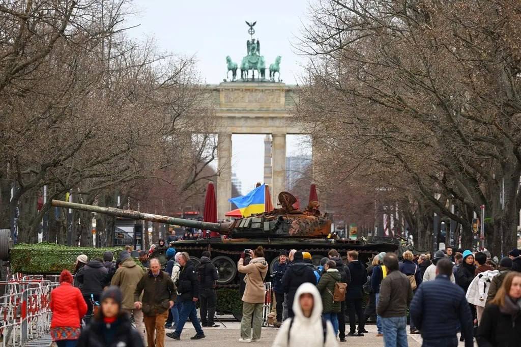 танк Т-72 під посольством РФ у Німеччині