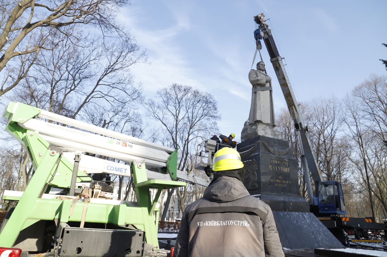 У Києві демонтували пам'ятник Ватутіну