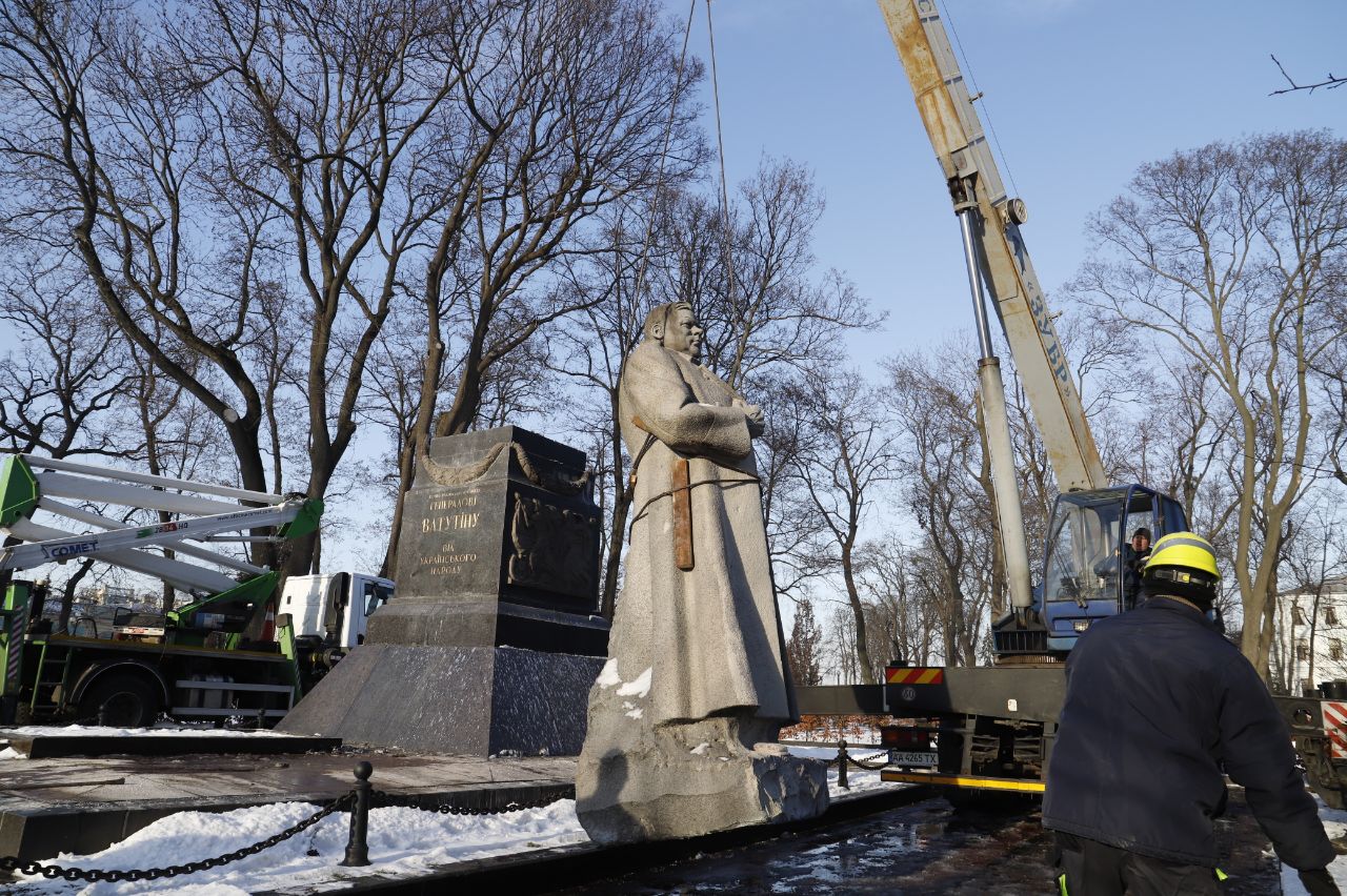 У Києві демонтували пам'ятник Ватутіну