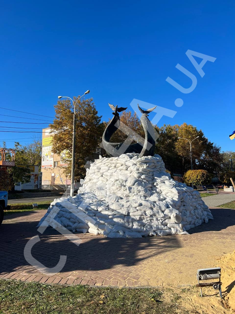В пресс-службе Николаевского горсовета сообщили о том, что коммунальные службы Николаева закрыли мешками с песком четыре памятника в городе