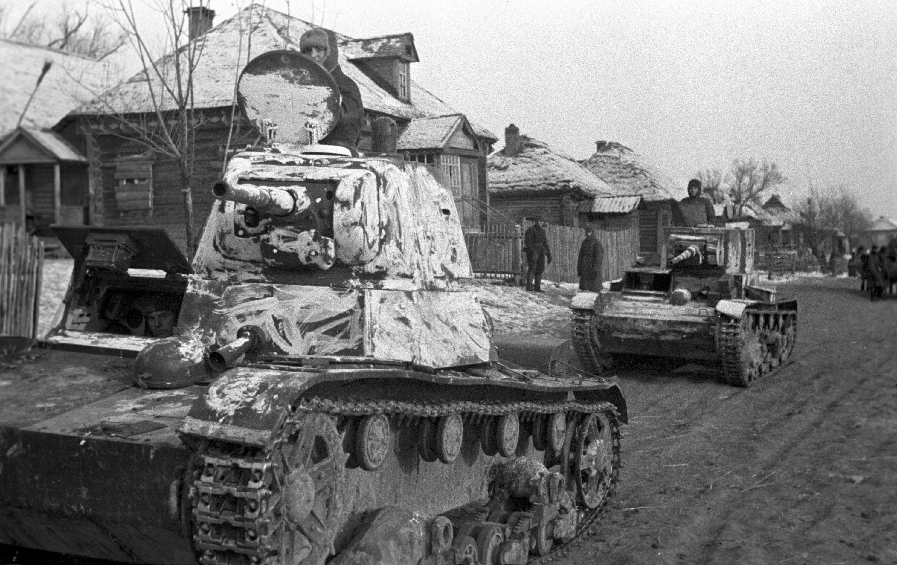 Радянські танки Т-26 проїжджають сільською вулицею. 10 жовтня 1941 року