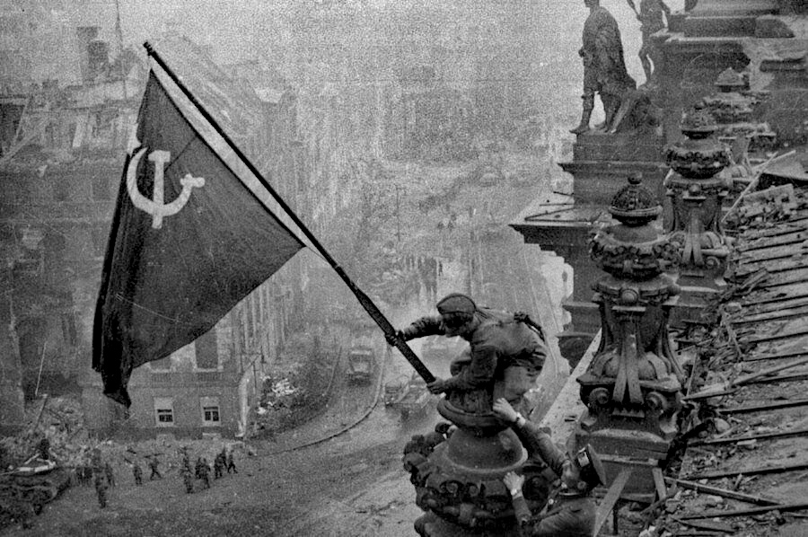 Прапор Перемоги над Рейхстагом. Фото Євгена Халдея. 2 травня 1945