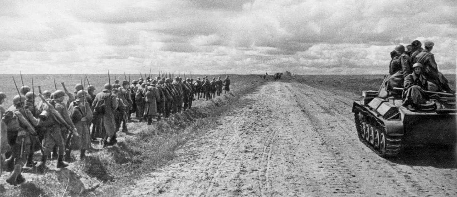 Радянська піхота на марші. Курська битва, 1943 рік