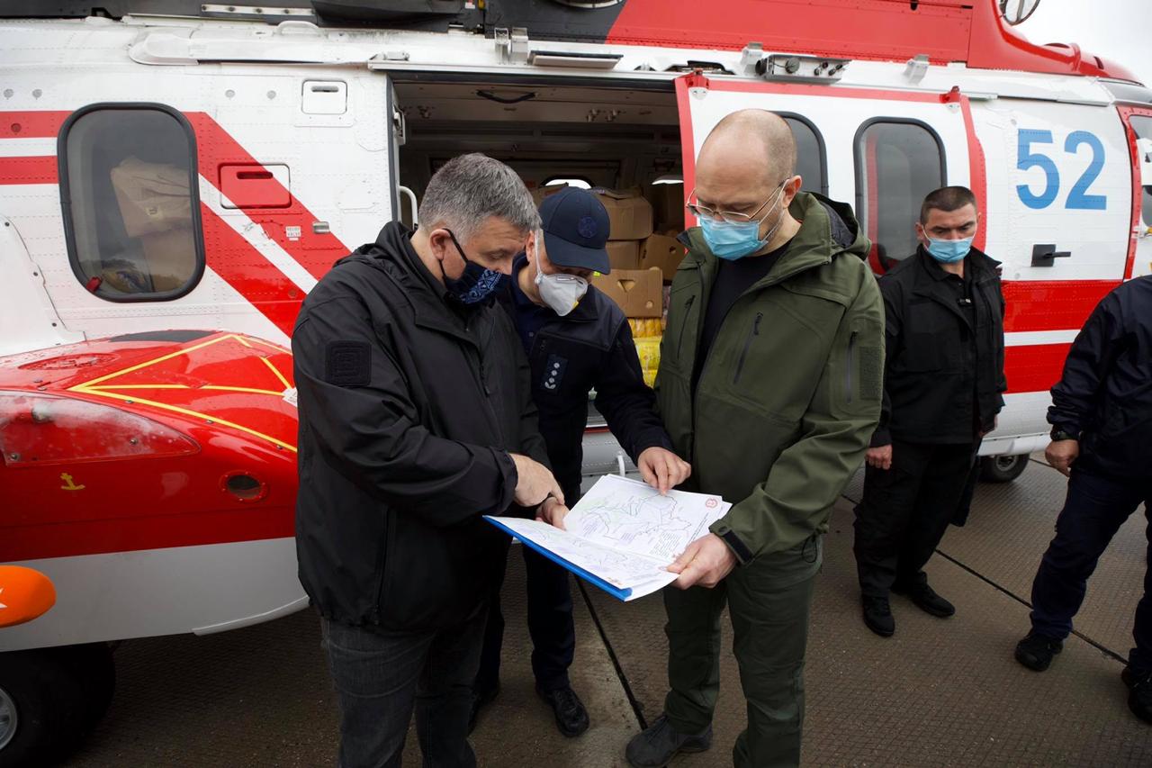 Аваков и Шмыгаль на месте наводнения в Карпатах