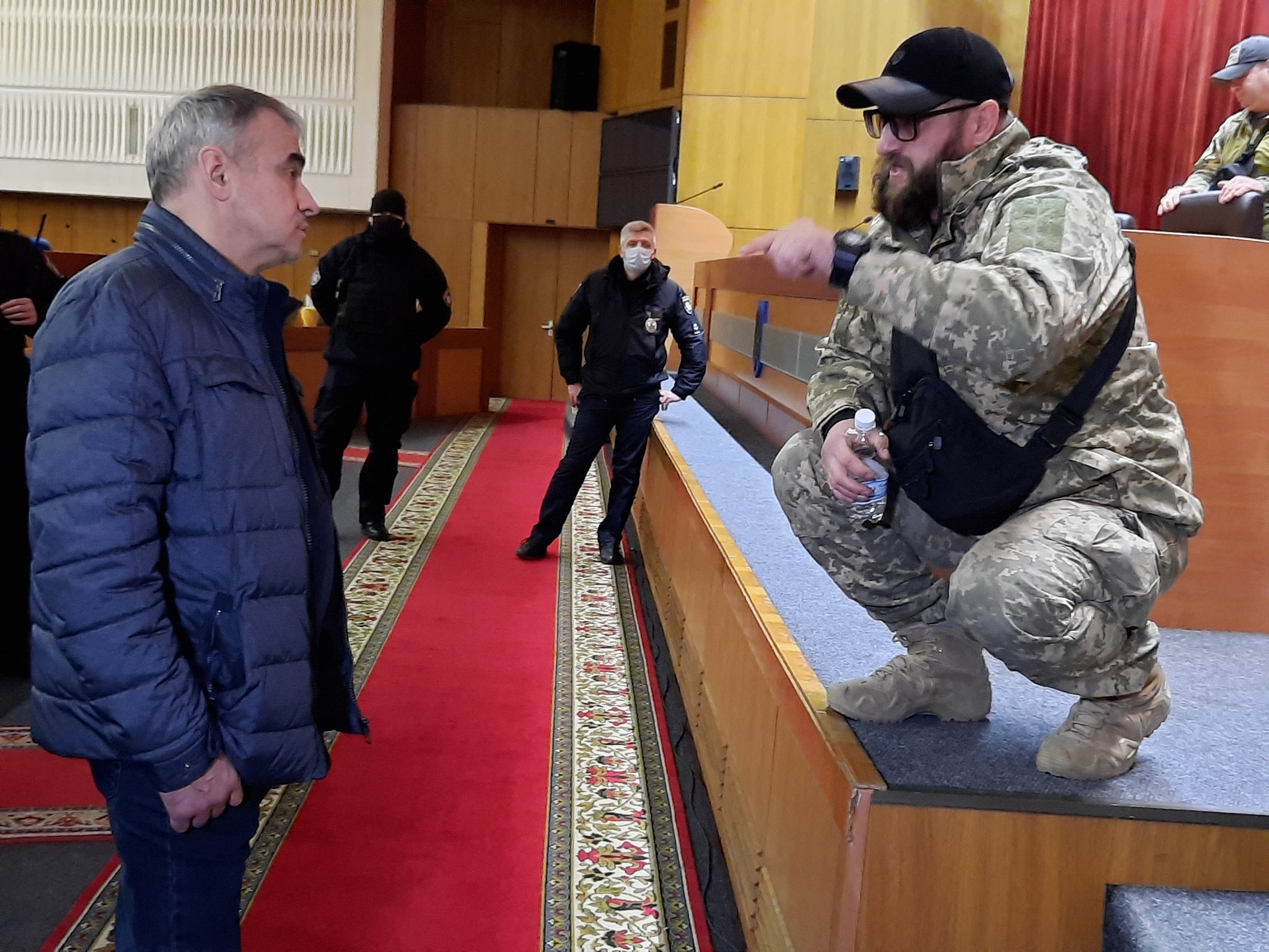 В здание Запорожского облсовета зашли люди в камуфляже. Фото: Facebook/ opzjzp