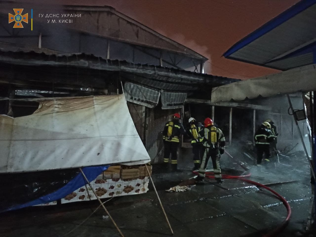 В Киеве горел рынок Оболонь. Фото: ГСЧС