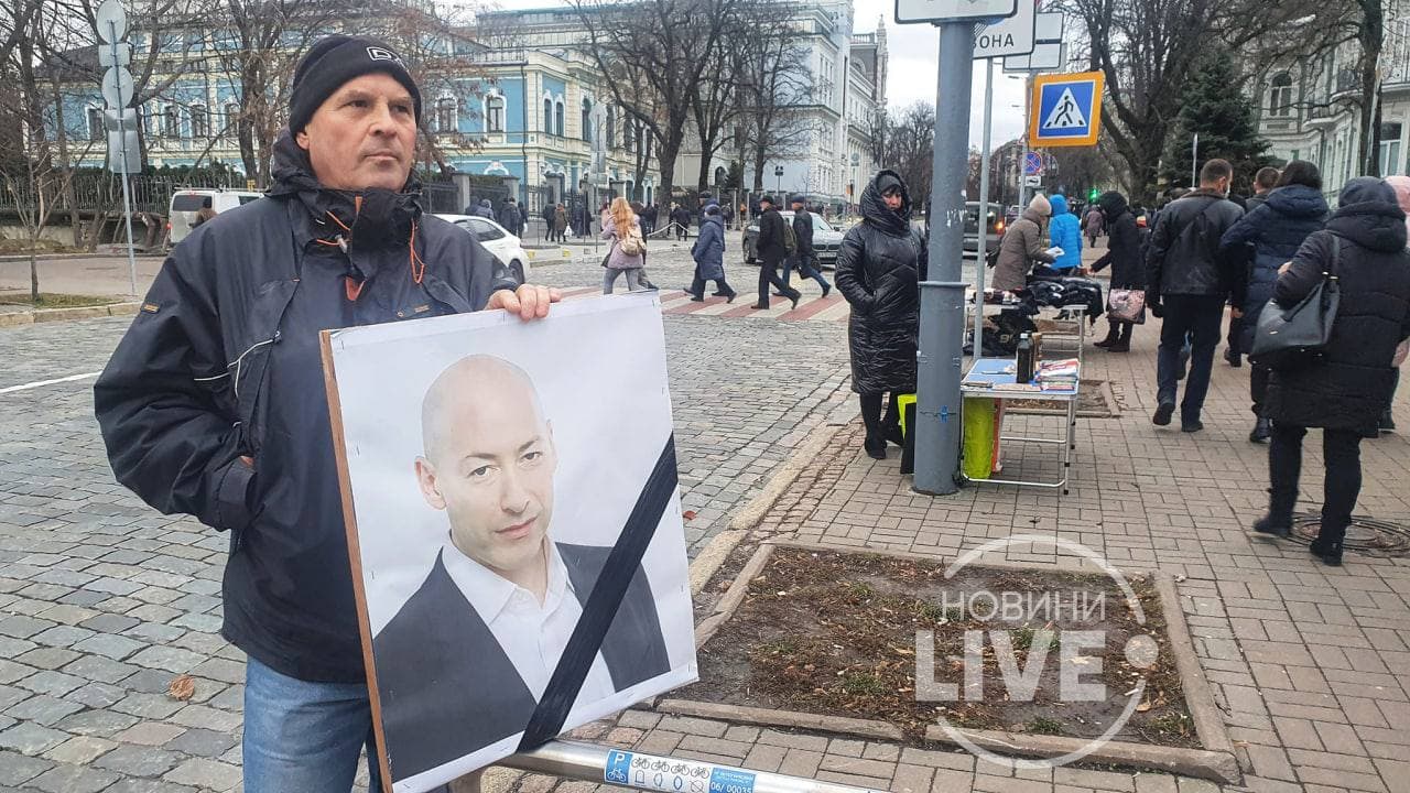 Портрет Гордона с траурной лентой поставили под Радой. Фото: соцсети