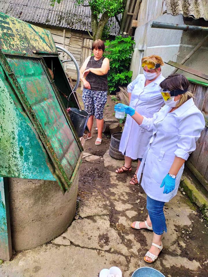 Медики проверяют чистоту воды