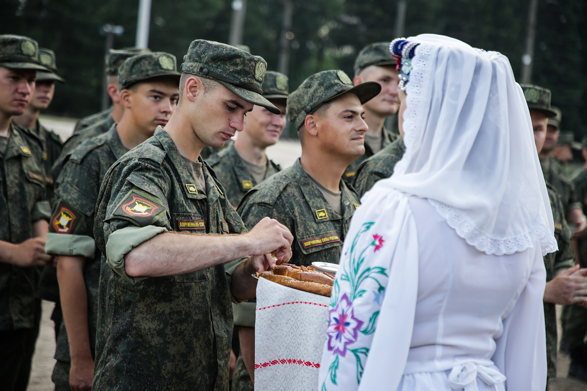 Встреча российских военных белорусами