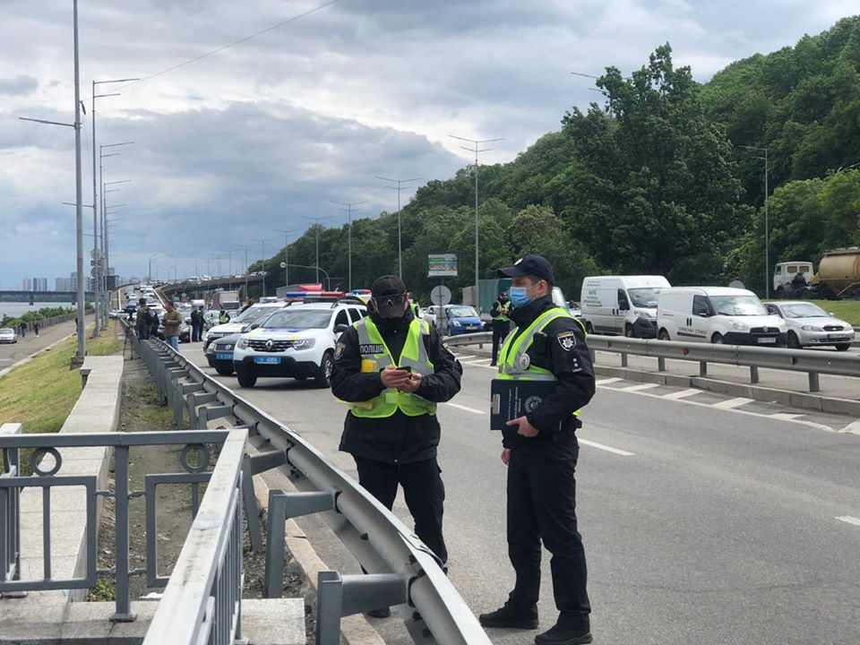 В Киеве заминировали мост Метро. Фото: facebook.com/UA.KyivPolice