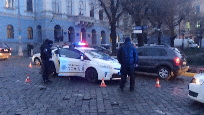 Патрульные сбили женщину под зданием горсовета в Черновцах. Фото: molbuk.ua