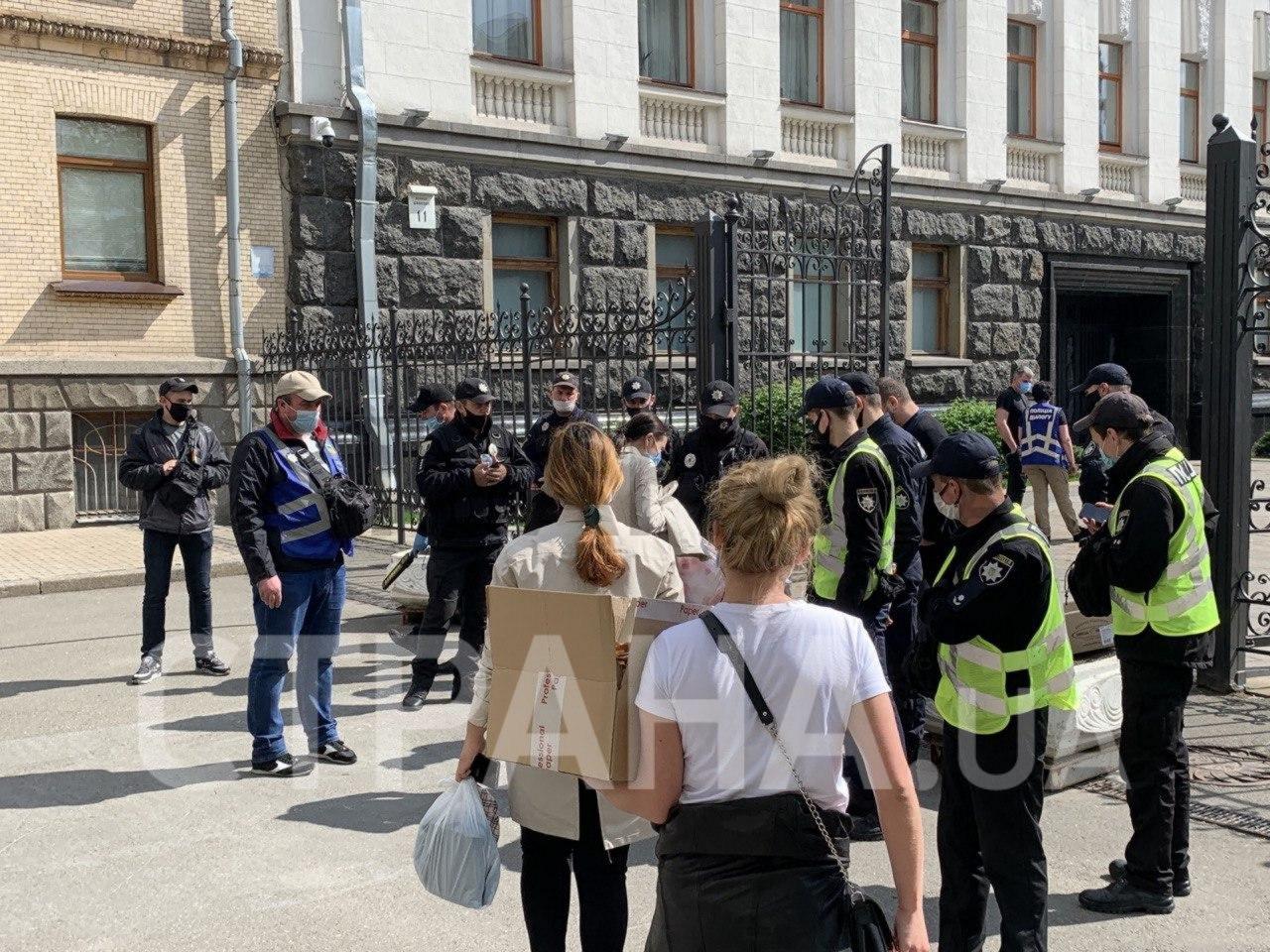 Пикник под стенами Офиса президента. Фото: Страна