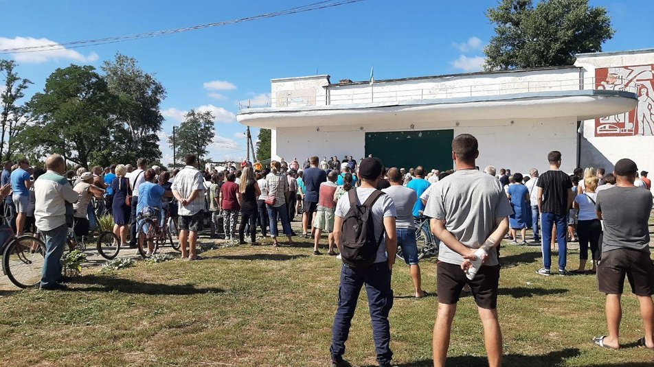 В селе Харьковской области полтысячи жителей требуют выселить ромов. Акция переросла в столкновения. Фото: Суспильне