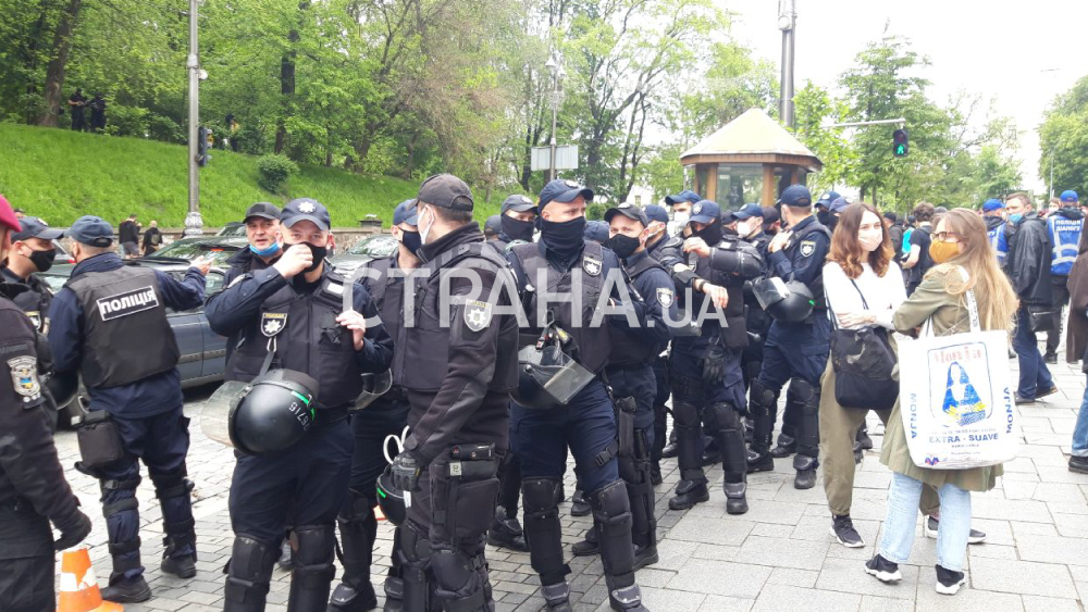 Под Кабмином прошел митинг ЛГБТ-активистов против полицейского насилия. Фото: Страна