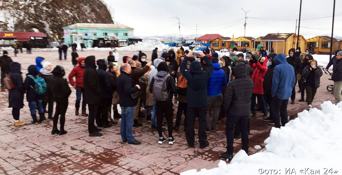 На Дальнем Востоке перед посланием Путина начался протест сторонников Навального. Фото