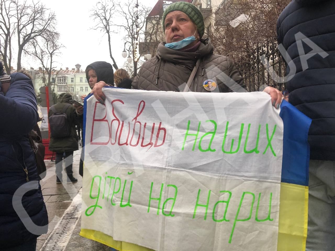 В Киеве под Офисом президента проходит против насилия в украинской армии