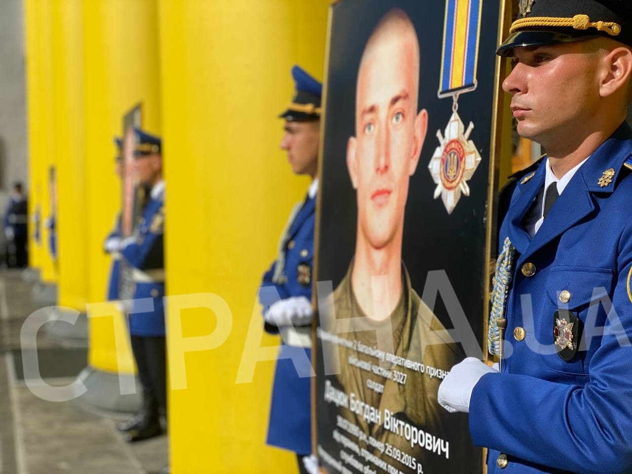 Под Радой почтили память убитых шесть лет назад нацгвардейцев. Фото: "Страна"