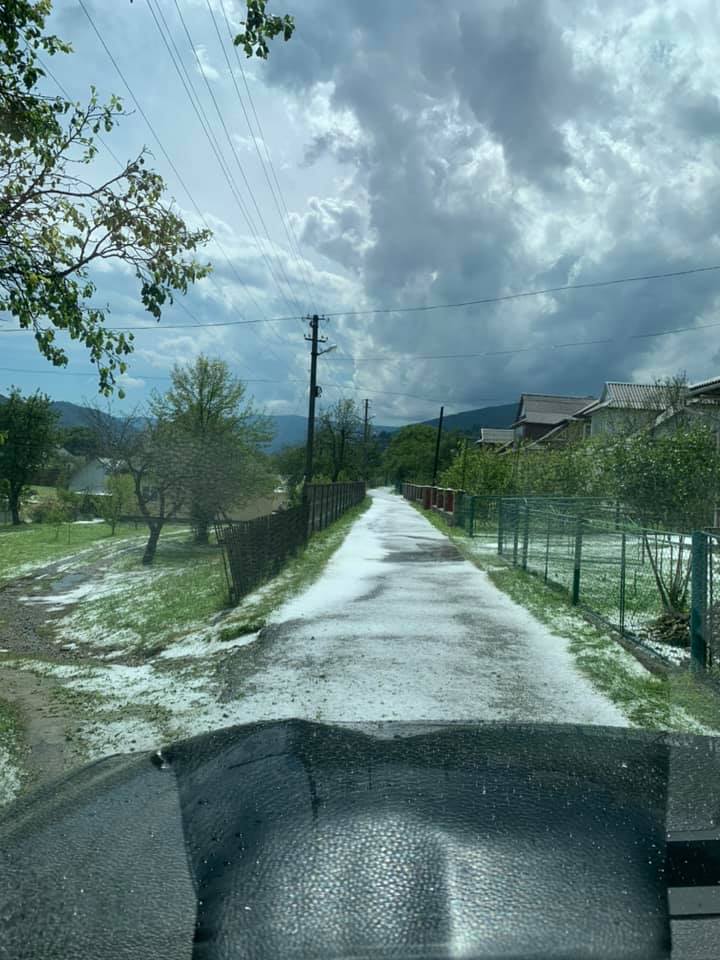 Ивано-Франковскую область завалило снегом и градом. Фото: Facebook / Александр Сорохманок