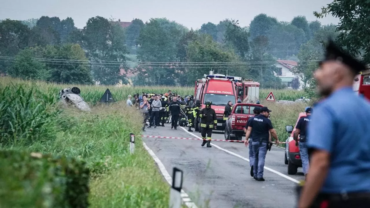 Фото около сгоревшего автомобиля. Источник - la Repubblica