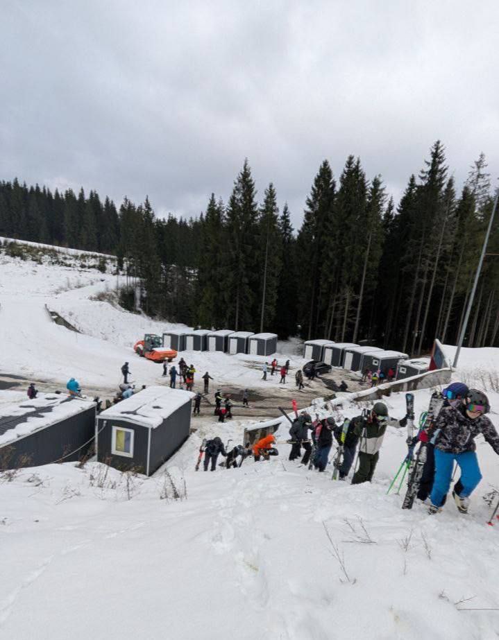 Фото (2) поднимающихся пешком лыжников после блэкаута в Буковели. Источник - Телеграм