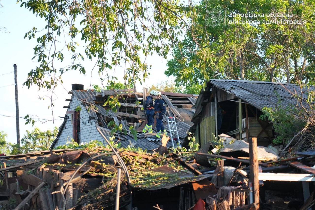 Фото (4) наслідків удару РФ по Запоріжжі. Джерело &ndash; ОВА